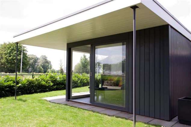 Modern tuinhuis met glas en platdak